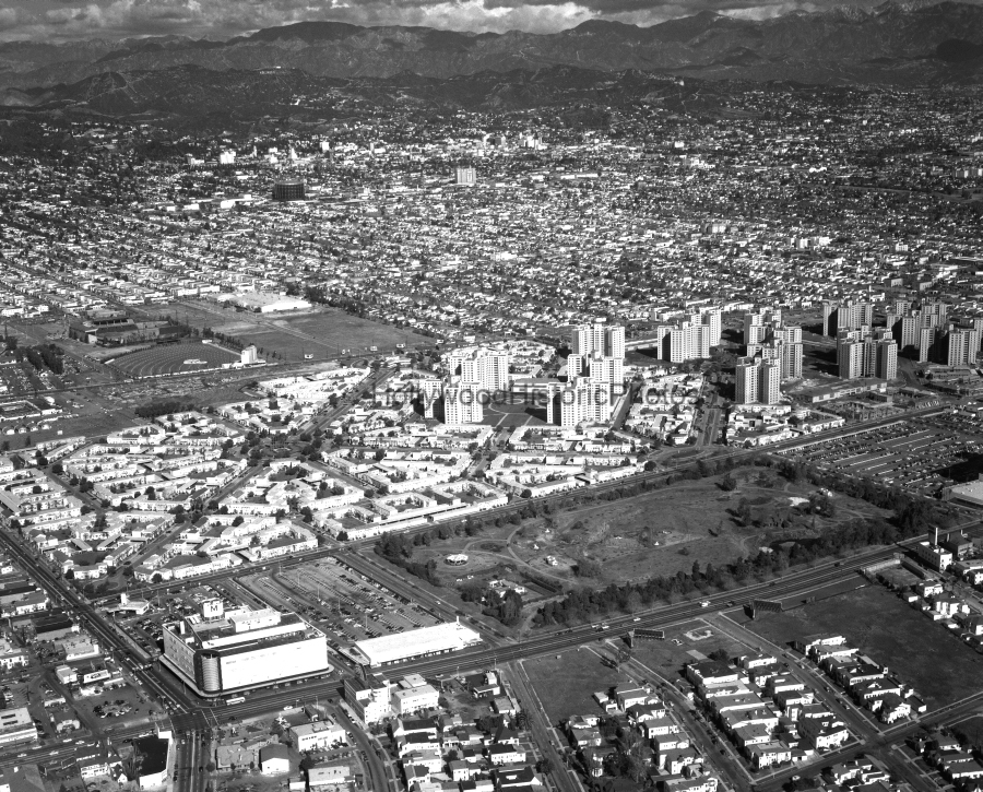 Miracle Mile 1957 LaBrea Tar Pits view North.jpg